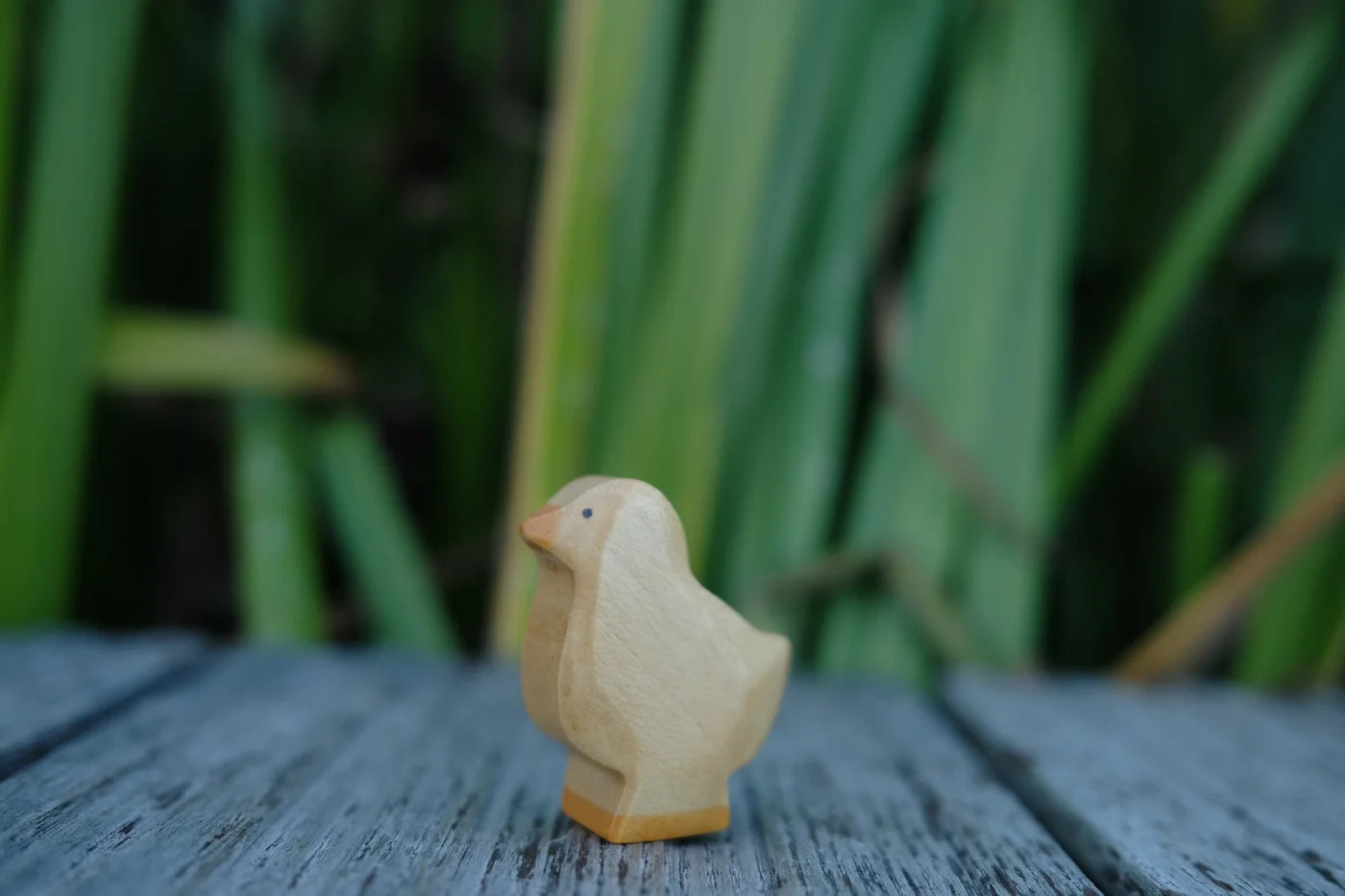 Holzwald Holzfigur Küken dunkel