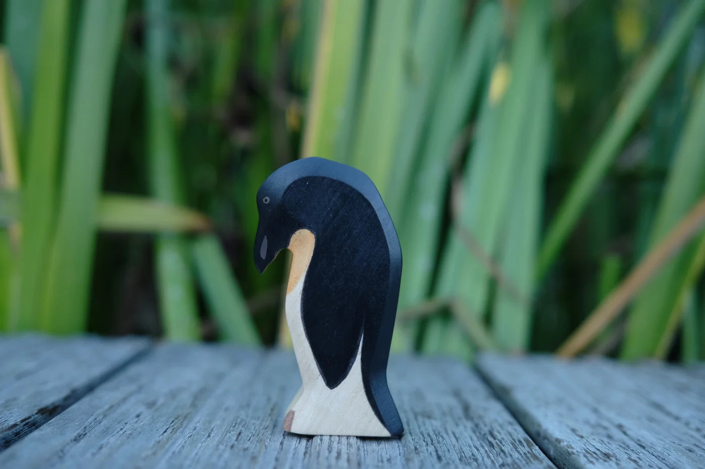 Holzwald Holzfigur Pinguin Kopf tief