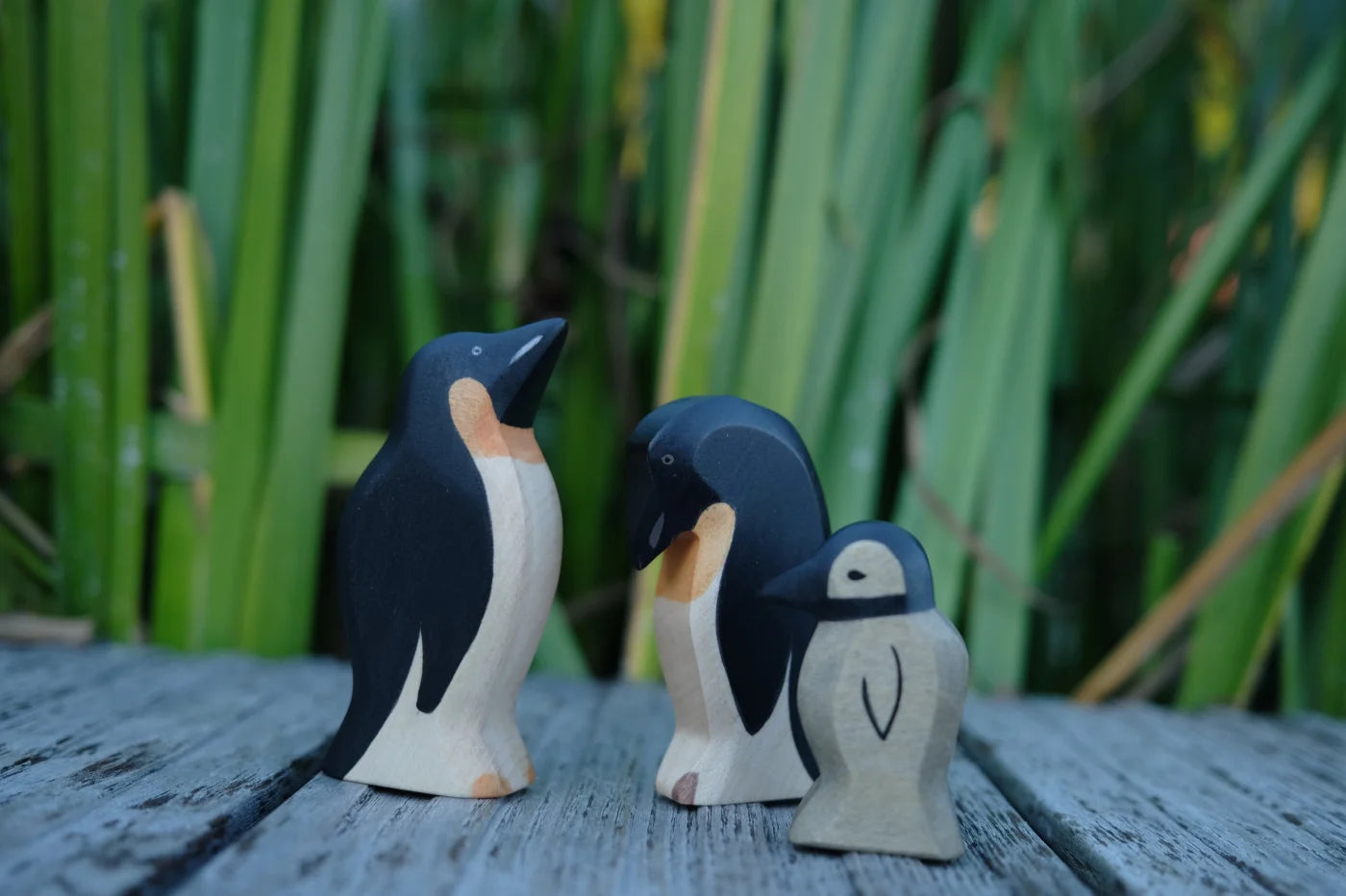 Holzwald Holzfigur Pinguin Kopf tief