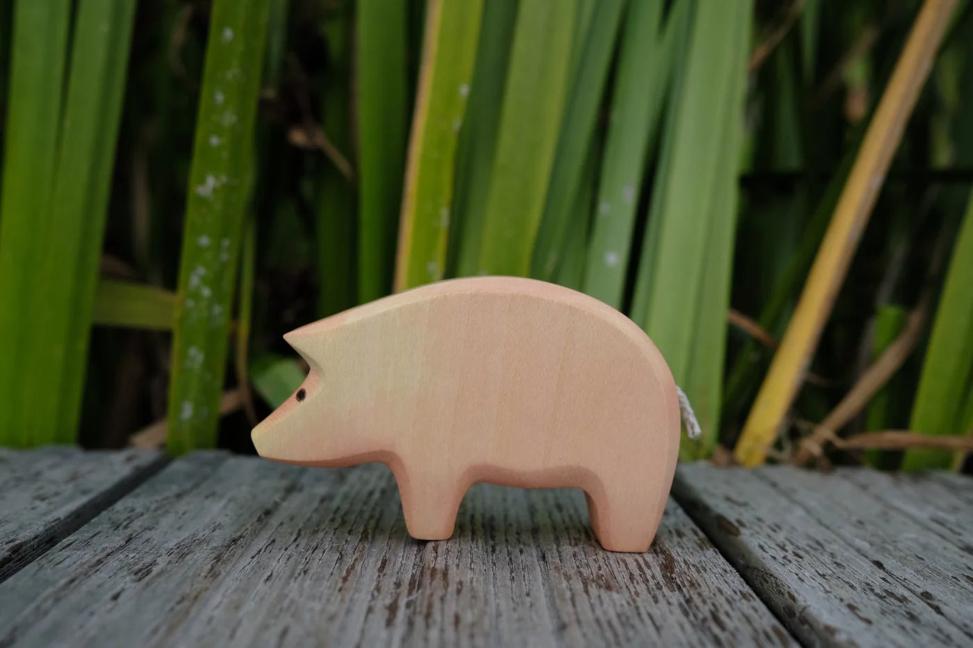 Holzwald Holzfigur Schwein Rüssel unten