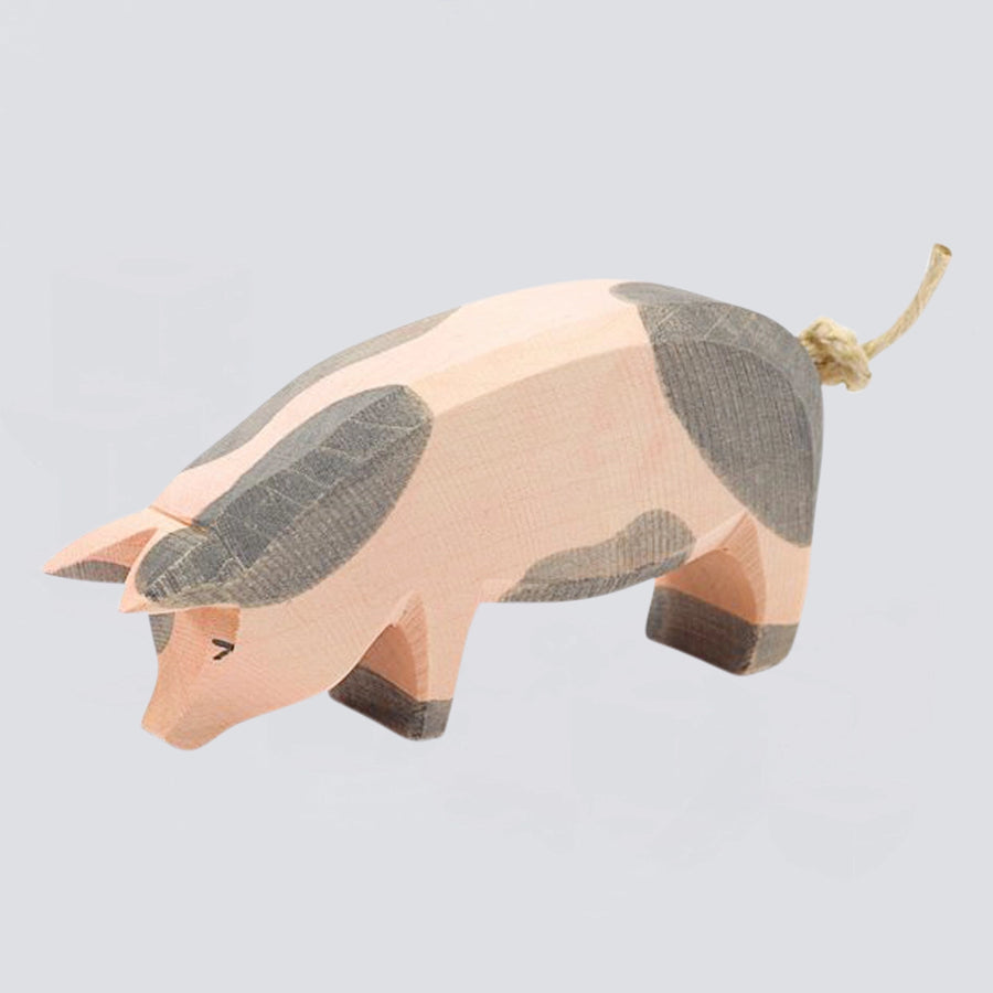Ostheimer Holzfigur Schwein gefleckt Kopf tief