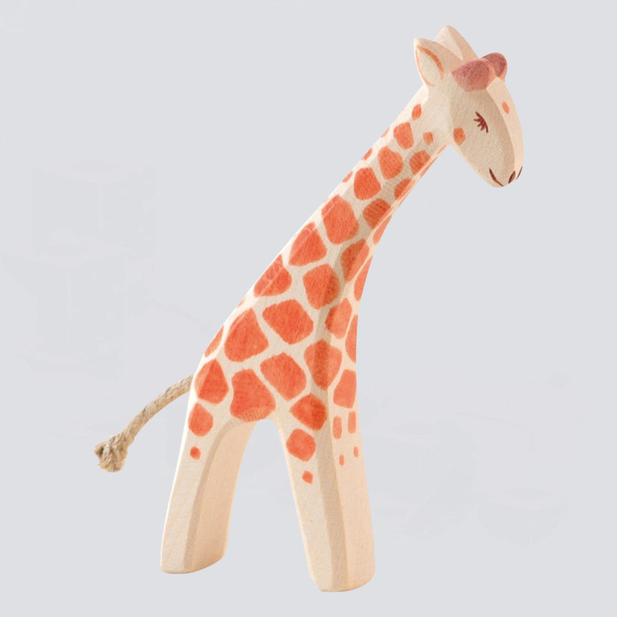 Ostheimer Holzfigur Giraffe klein gebeugt